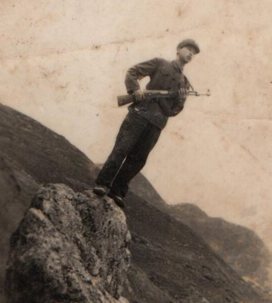 容平勛老董事長上世紀70年代持槍的照片