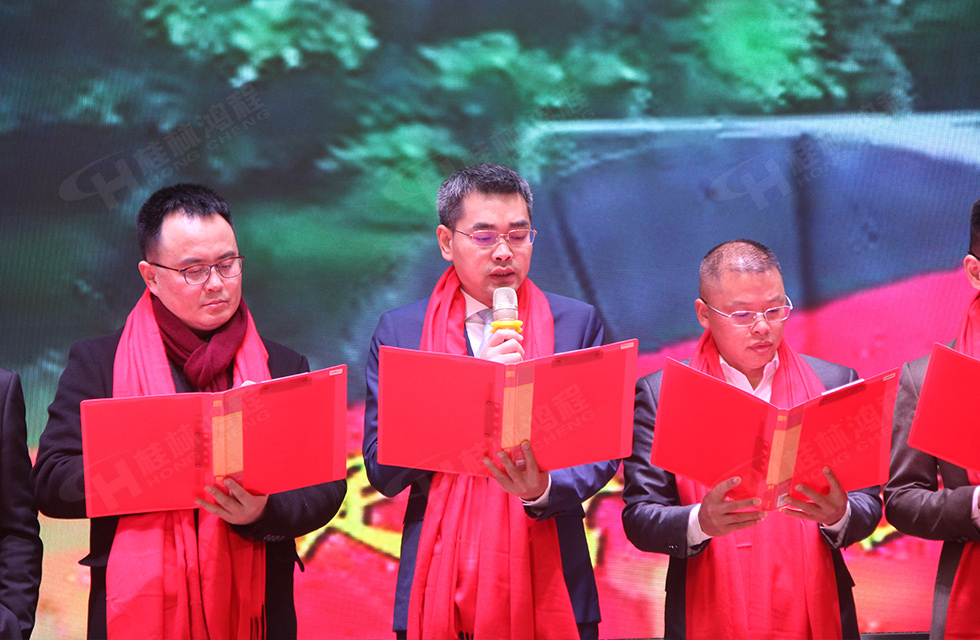 金牛辭舊歲，猛虎迎春來(lái)。搭著歡樂的時(shí)光列車，我們一起歡送碩果累累的2021年，迎來(lái)了嶄新的2022年。1月26日，我們歡聚一堂，在歡聲笑語(yǔ)、載歌載舞中迎接新春，“立足新鴻程開創(chuàng)新局面”桂林鴻程2021年年終總結(jié)表彰會(huì)由此開始！