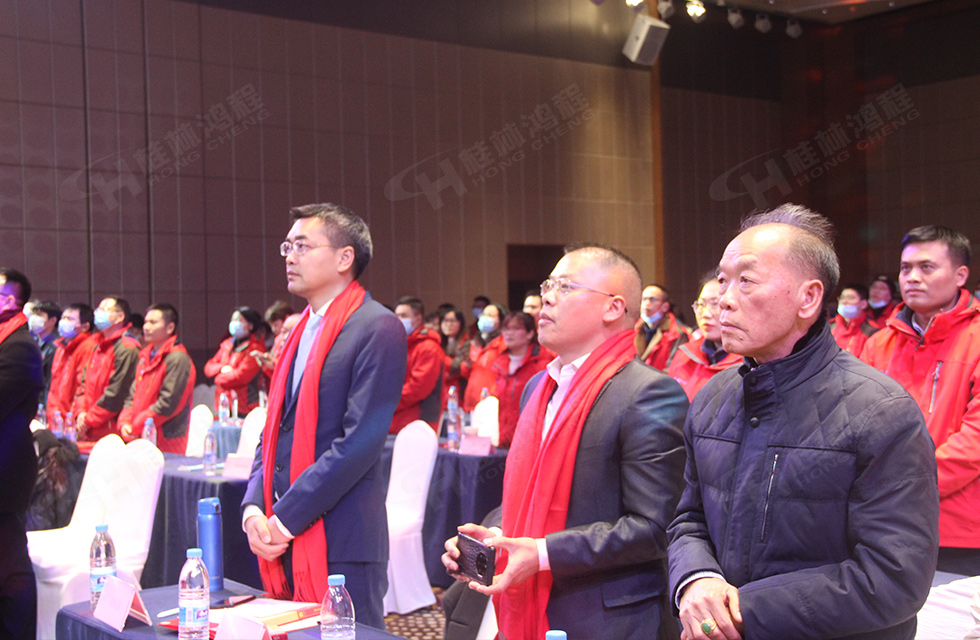 金牛辭舊歲，猛虎迎春來(lái)。搭著歡樂的時(shí)光列車，我們一起歡送碩果累累的2021年，迎來(lái)了嶄新的2022年。1月26日，我們歡聚一堂，在歡聲笑語(yǔ)、載歌載舞中迎接新春，“立足新鴻程開創(chuàng)新局面”桂林鴻程2021年年終總結(jié)表彰會(huì)由此開始！